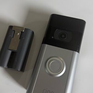 Ring Doorbell with Silver ring Doorbell 3 model 5AT3S9